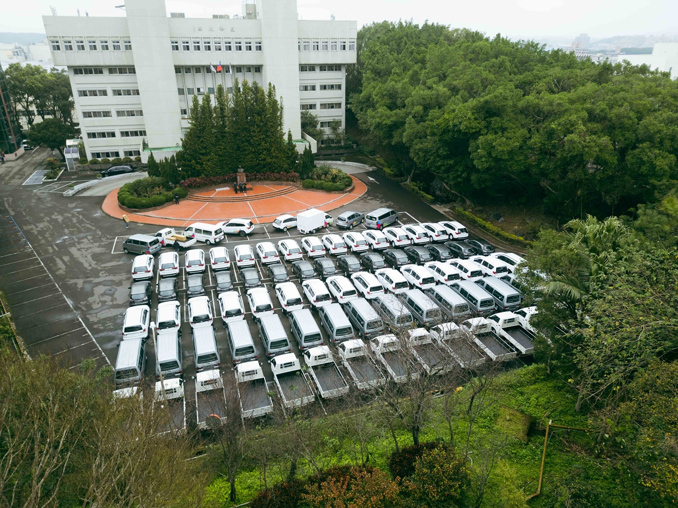 中華汽車協助永齡基金會打造200台交通行動車 並於楊梅廠舉辦捐贈儀式